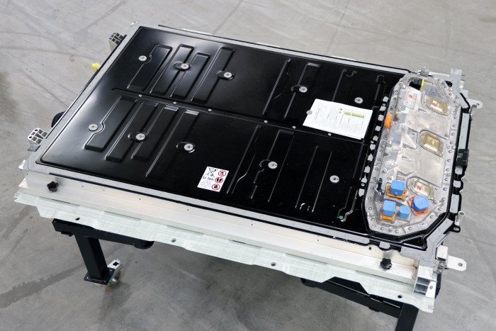 Blick auf die fertige Batterie der PPE-Plattform von Porsche und Audi. Der silberne Aufbau mit dem blauen Deckel ist der Batteriemanagement-Controller, dieser verschwindet später unter der Rückbank. (Bild: Porsche)